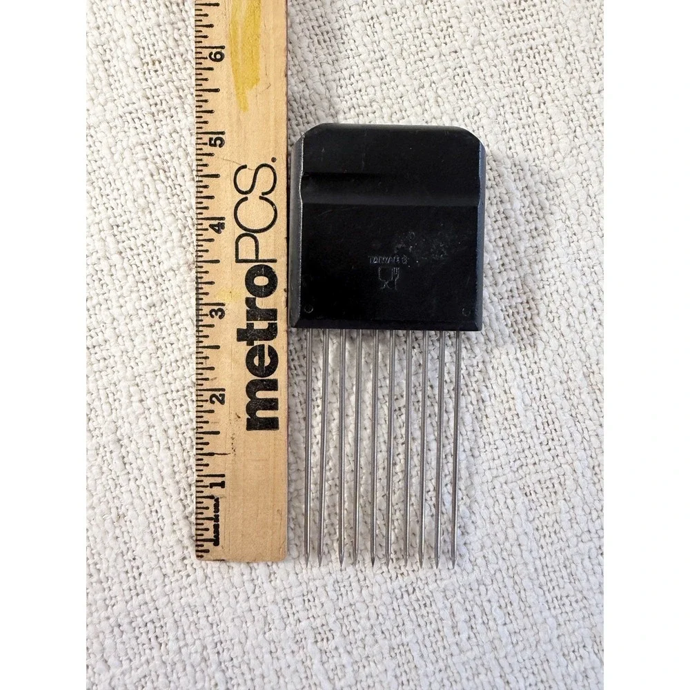The Pampered Chef Hold N' Slice Kitchen Gadget